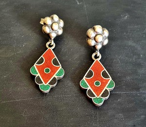 925 Silber, Emaille Cloisonné Ohrringe: Handgefertigter Schmuck aus Rajasthan from ManduTrap