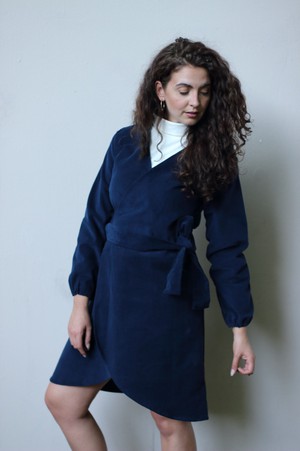 Herbstkleid aus Bio-Baumwolle – Nachhaltiges Wickelkleid aus Cord – blaues Winterkleidkleid from ManduTrap