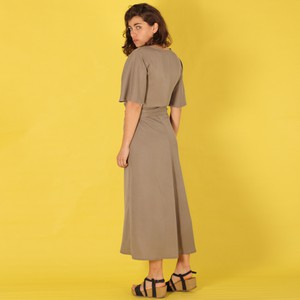 Langes Tencel Wickelkleid „Luma“ in grau-olive from ManduTrap