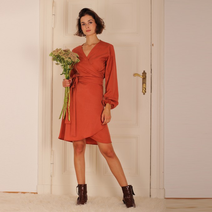 Langärmeliges Tencel Wickelkleid Tilli in rost from ManduTrap