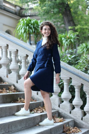 Herbstkleid aus Bio-Baumwolle – Nachhaltiges Wickelkleid aus Cord – blaues Winterkleidkleid from ManduTrap