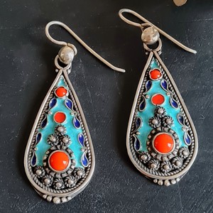 Cloisonné Emaille Ohrringe aus 925 Silber mit rot orangem Naturstein-Koralle from ManduTrap