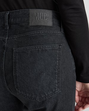 Go Mid Straight - Dry Black from Mud Jeans