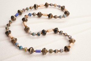 Lange Perlenkette mit großen und kleinen Papierperlen "Muzungo Long" from PEARLS OF AFRICA