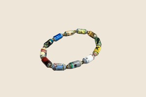 Papierperlenarmband „Kribi“ – geometrisch & markant from PEARLS OF AFRICA