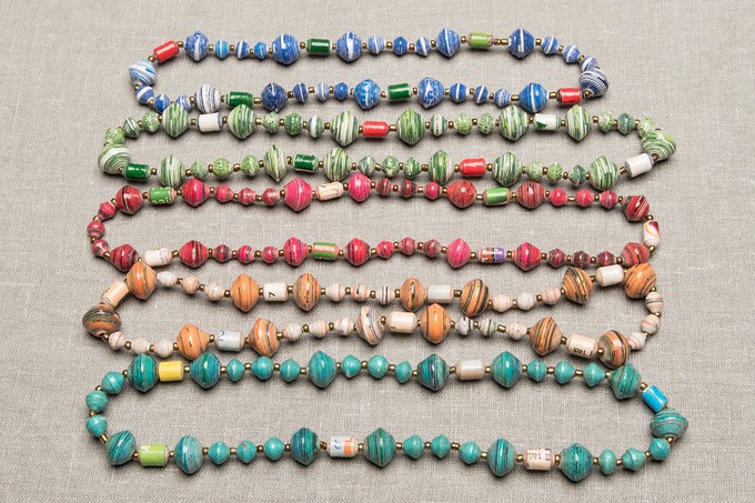 Kurze Perlenkette mit großen und kleinen Papierperlen "Muzungo Short" from PEARLS OF AFRICA