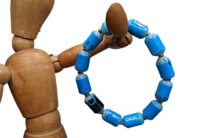 Papierperlenarmband „Kribi“ – geometrisch & markant from PEARLS OF AFRICA