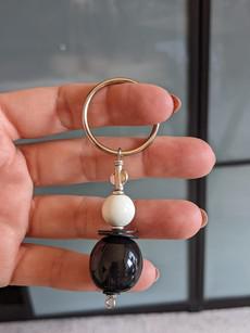 Süßer Schlüsselanhänger aus afrikanischen Perlen "Bijoux Schwarz Weiß" via PEARLS OF AFRICA