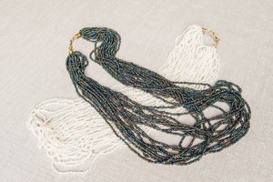 Glamouröse Perlenkette "Mokolo" in Schwarz/Weiss from PEARLS OF AFRICA