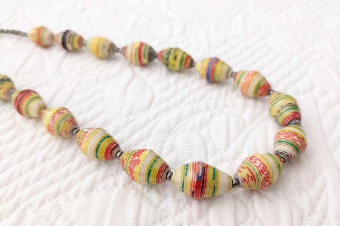 Zeitlose, schicke, nachhaltige Kette mit recycelten Papierperlen "Hellen" from PEARLS OF AFRICA