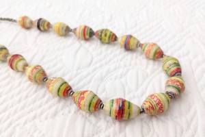 Zeitlose, schicke, nachhaltige Kette mit recycelten Papierperlen "Hellen" from PEARLS OF AFRICA