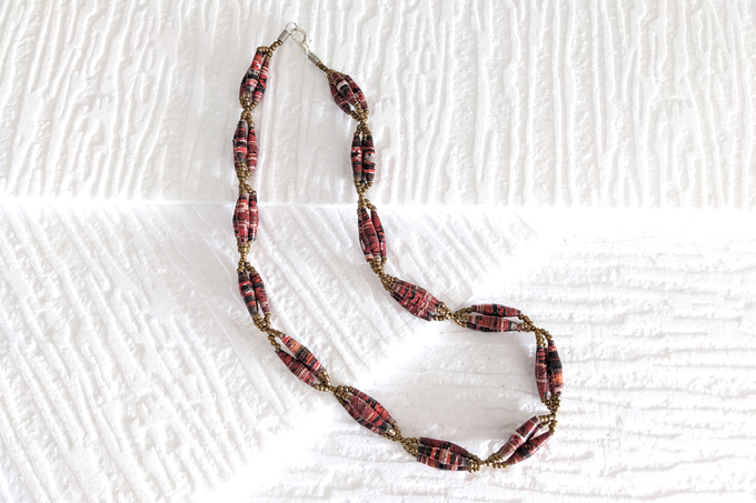 Kurze Halskette mit länglichen Papierperlen in Bündeln "Senta" from PEARLS OF AFRICA