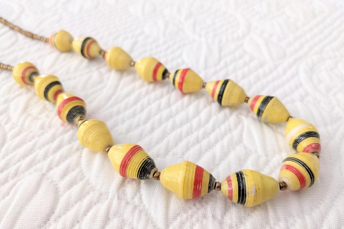 Zeitlose, schicke, nachhaltige Kette mit recycelten Papierperlen "Hellen" from PEARLS OF AFRICA