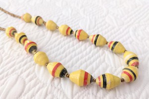 Zeitlose, schicke, nachhaltige Kette mit recycelten Papierperlen "Hellen" from PEARLS OF AFRICA