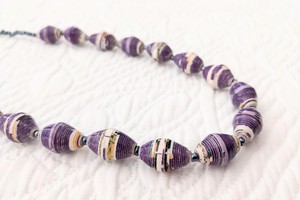 Zeitlose, schicke, nachhaltige Kette mit recycelten Papierperlen "Hellen" from PEARLS OF AFRICA