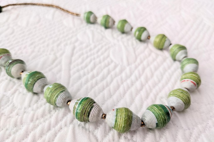 Zeitlose, schicke, nachhaltige Kette mit recycelten Papierperlen "Hellen" from PEARLS OF AFRICA