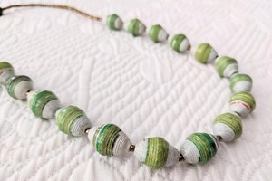 Zeitlose, schicke, nachhaltige Kette mit recycelten Papierperlen "Hellen" from PEARLS OF AFRICA