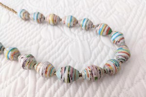 Zeitlose, schicke, nachhaltige Kette mit recycelten Papierperlen "Hellen" from PEARLS OF AFRICA