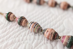 Zeitlose, schicke, nachhaltige Kette mit recycelten Papierperlen "Hellen" from PEARLS OF AFRICA