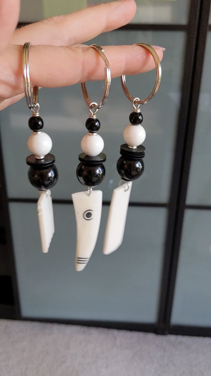 Süßer Schlüsselanhänger aus afrikanischen Perlen "Bijoux Schwarz Weiß" mit Anhänger from PEARLS OF AFRICA