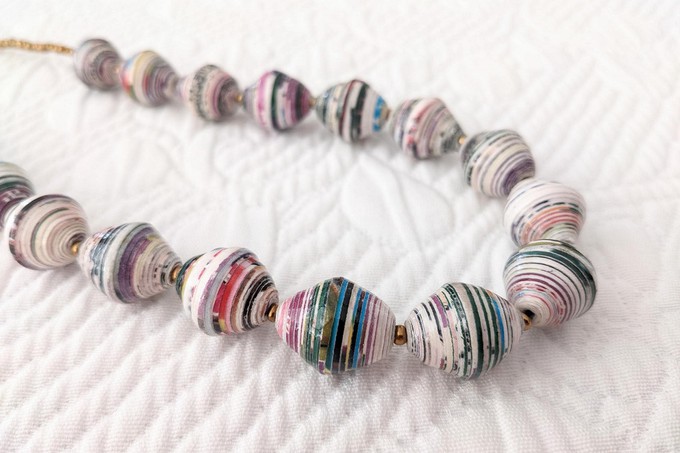 Zeitlose, schicke, nachhaltige Kette mit recycelten Papierperlen "Hellen" from PEARLS OF AFRICA