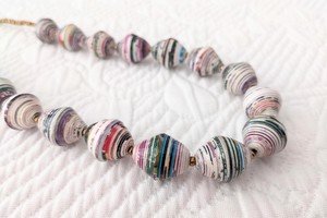 Zeitlose, schicke, nachhaltige Kette mit recycelten Papierperlen "Hellen" from PEARLS OF AFRICA