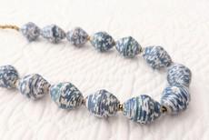 Zeitlose, schicke Kette mit recycelten Papierperlen "Hellen" via PEARLS OF AFRICA
