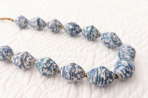 Zeitlose, schicke, nachhaltige Kette mit recycelten Papierperlen "Hellen" from PEARLS OF AFRICA