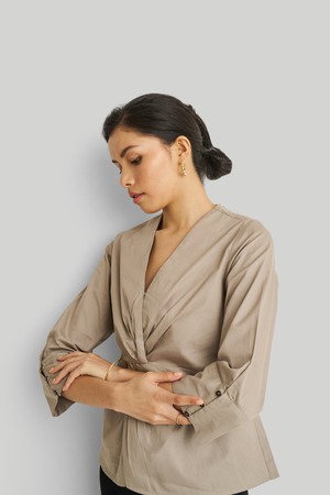 Front Twist Top in Ecru from Reistor
