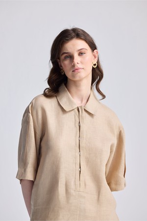 Oversized Flowy Shirt in Neutral Beige from Reistor