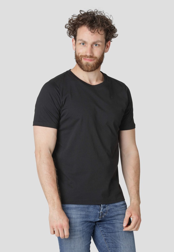 Holmen Tee Black from Superstainable