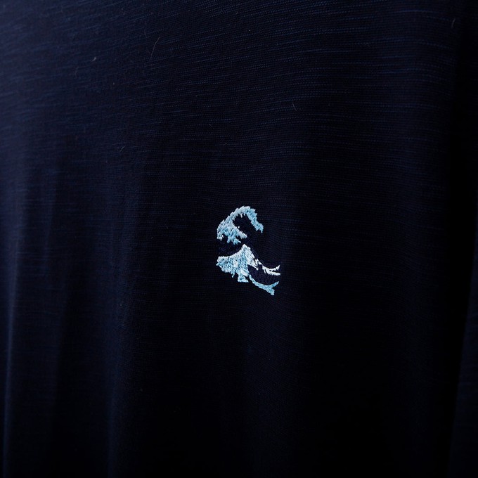 Langarm-T-Shirt – recycelter Stoff – Japanische Welle vor Kanagawa – dunkelblau from The Driftwood Tales Langarm-T-Shirt – recycelter Stoff – Japanische Welle vor Kanagawa – dunkelblau from The Driftwood Tales