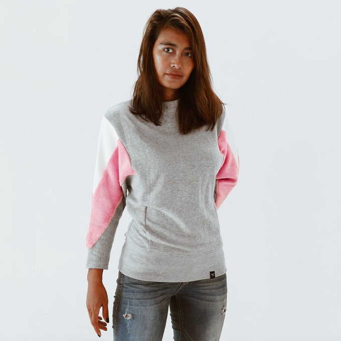 Sweatshirt - AMY - aus 4 verschiedenen recycelten Stoffen - weiß, dunkelrosa, grauº from The Driftwood Tales