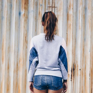 Sweatshirt - AMY - RE-DENIM - gemaakt van 4 verschillende gerecyclede stoffen - lichtroze, denim, grijs from The Driftwood Tales