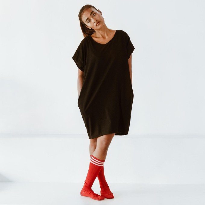 Kleid – recycelte Baumwolle – Schwarz from The Driftwood Tales