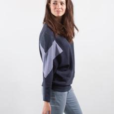 Sweatshirt – AMY – hergestellt aus 4 verschiedenen recycelten Stoffen: Blau, Blau, Denim via The Driftwood Tales