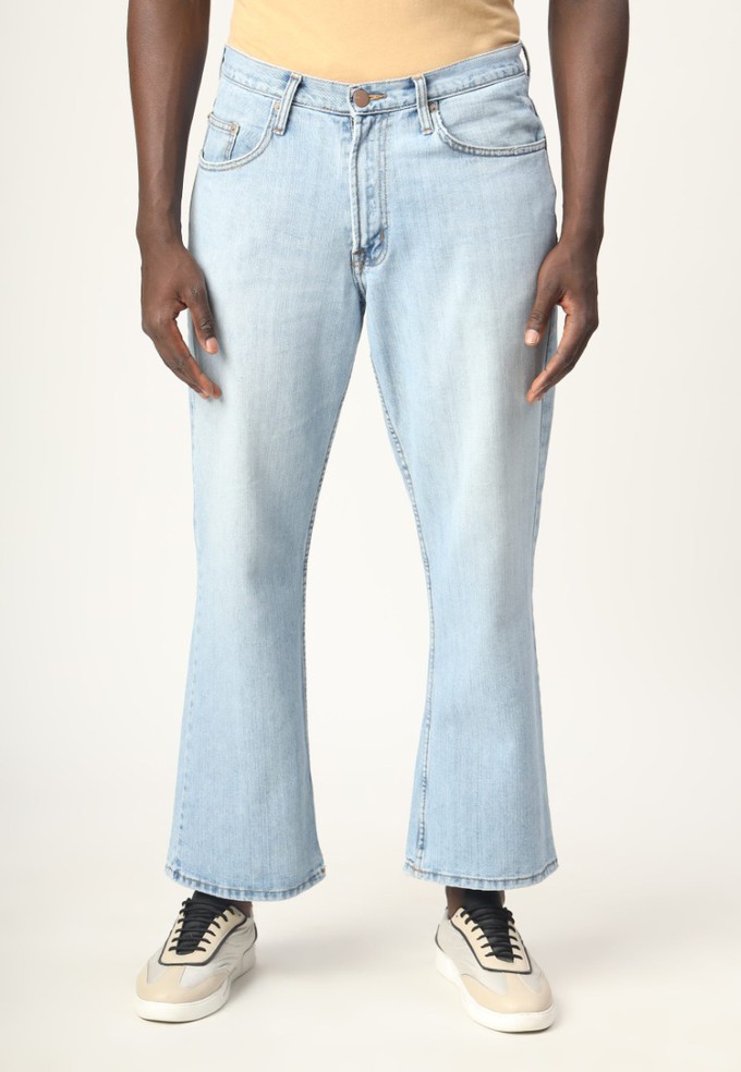 Unüberschüssiges Versprechen | Bootcut-Jeans mit hohem Bund in hellem Indigo from Un Denim