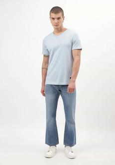 Unüberschüssiges Versprechen | Helle Indigo-Bootcut-Jeans mit niedrigem Bund via Un Denim