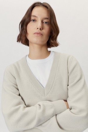 The Merino Wool Cropped V-neck - Pearl from Urbankissed