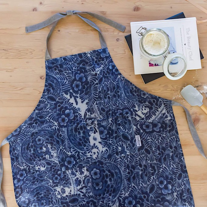 Vintage Delft Apron from Urbankissed