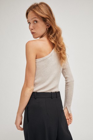 The Merino Wool One-shoulder Top - Greige from Urbankissed