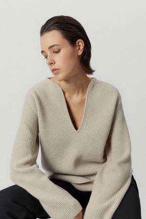 The Woolen Oversize V-neck - Ecru from Urbankissed