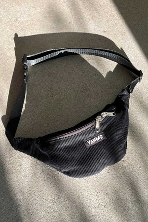 schwarze Cord Bauchtasche from Yahmo