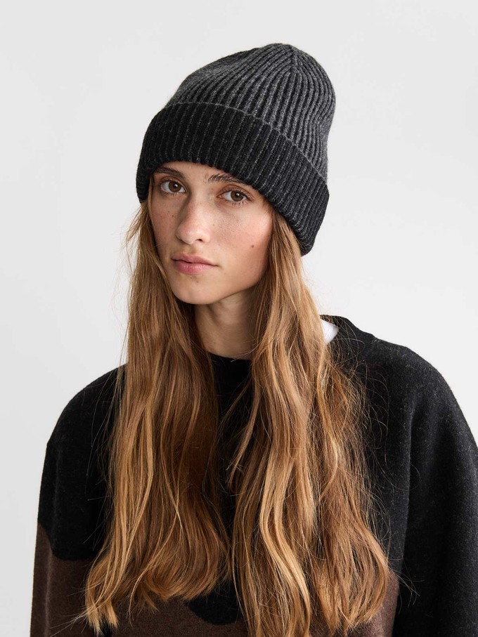Lou Beanie Schwarz from Yahmo