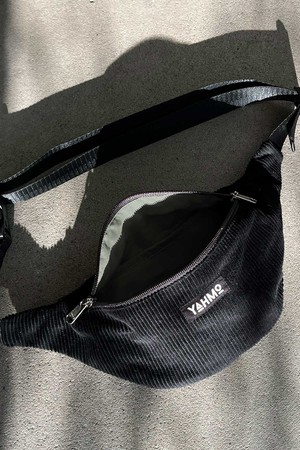 schwarze Cord Bauchtasche from Yahmo