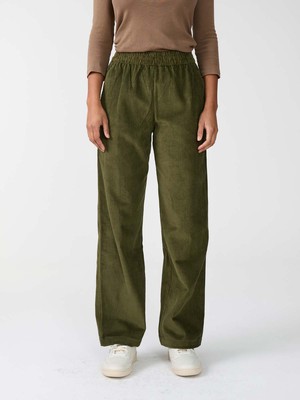 Marta Hose oliv from Yahmo