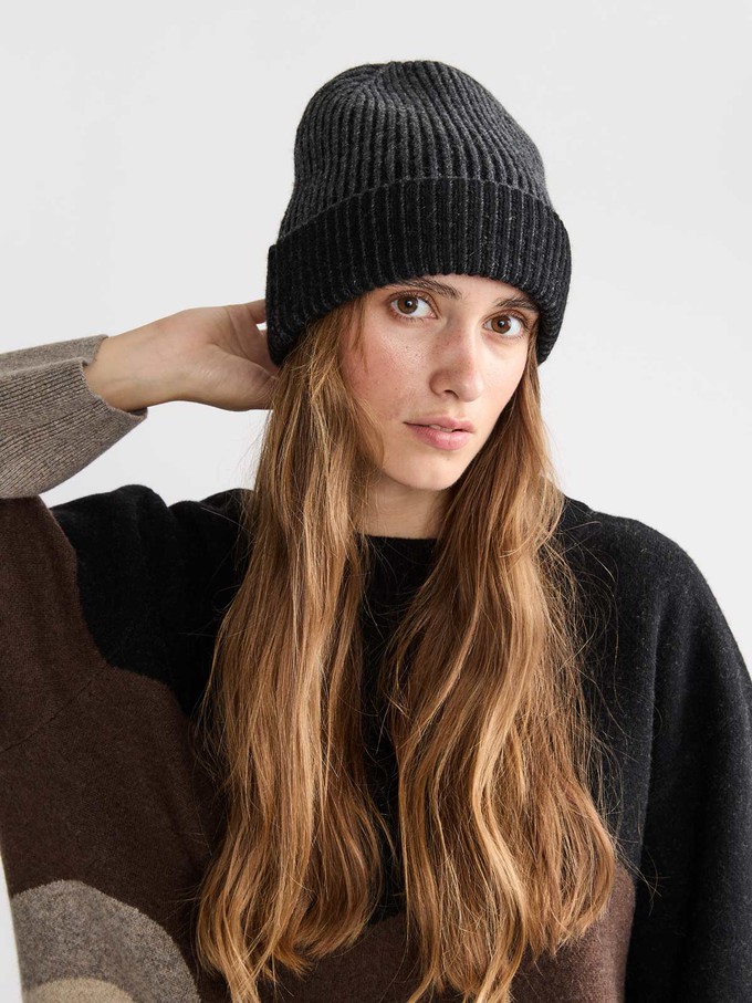Lou Beanie Schwarz from Yahmo