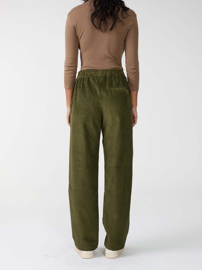 Marta Hose oliv from Yahmo