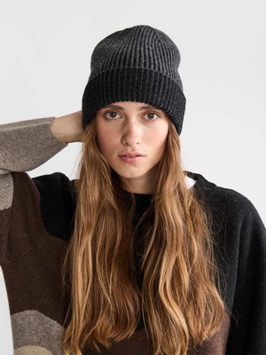 Lou Beanie Schwarz from Yahmo