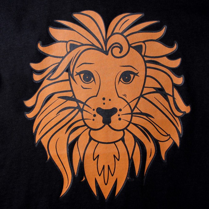 Kids t-shirt ‘Oeh Lion’ – Black from zebrasaurus